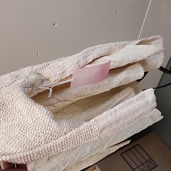 Sweaters - Picture 4 of 4